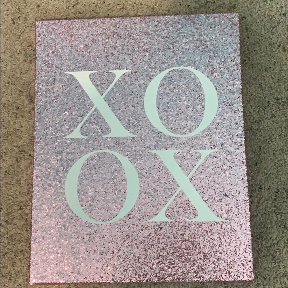 XOXO pink and white glittery wall decor